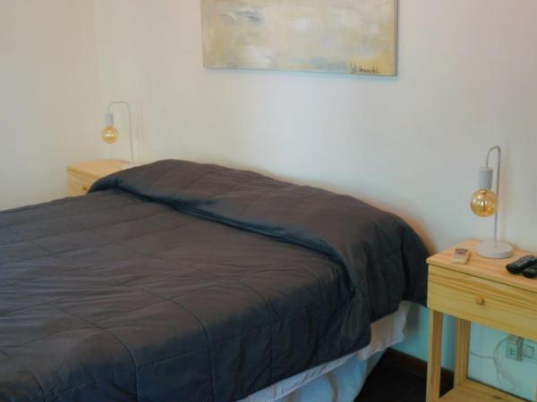 Hostel Posada Juan Ignacio : photo 1 de la chambre suite lit queen-size avec salle de bains privative