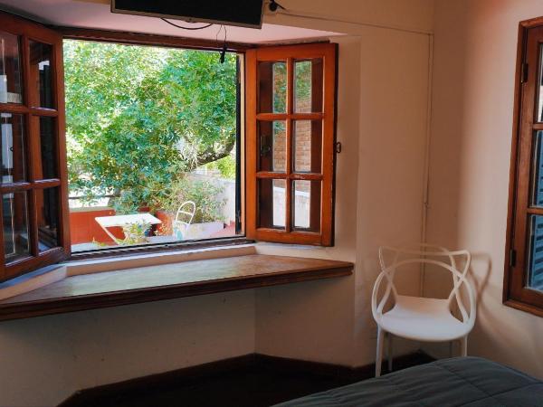 Hostel Posada Juan Ignacio : photo 3 de la chambre suite lit queen-size avec salle de bains privative