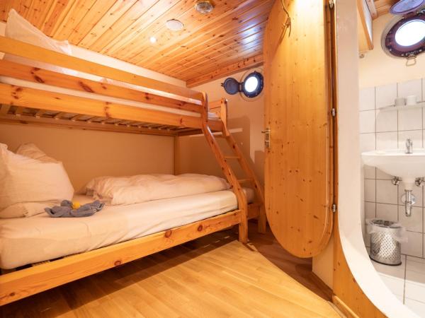 Küstenmotorschiff Aventura : photo 1 de la chambre chambre double avec salle de bains privative