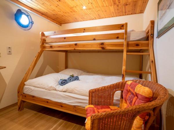 Küstenmotorschiff Aventura : photo 3 de la chambre chambre double avec salle de bains privative