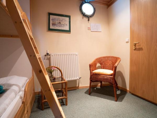 Küstenmotorschiff Aventura : photo 4 de la chambre chambre double avec salle de bains privative