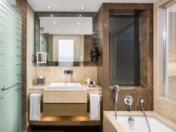 Radisson Blu Hotel, Istanbul Sisli : photo 3 de la chambre suite junior avec accès au salon - vue sur ville