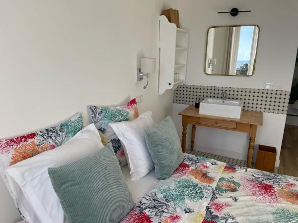 Hôtel La Villa Patricia - Charme et Tradition : photo 6 de la chambre chambre familiale - vue sur mer