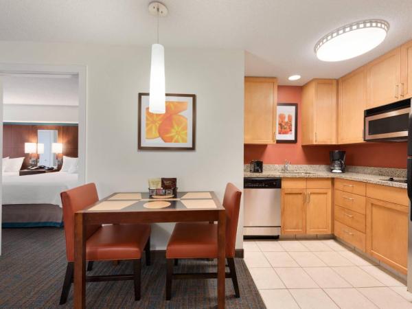 Residence Inn by Marriott Oklahoma City Downtown/Bricktown : photo 2 de la chambre studio lit king-size