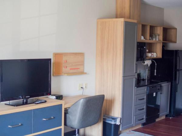 Candlewood Suites Houston I-10 East, an IHG Hotel : photo 3 de la chambre suite lit queen-size