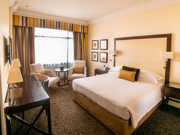 Mövenpick Grand Al Bustan : photo 1 de la chambre chambre lit king-size classique, 20 % de réduction sur la nourriture et les boissons, navette gratuite vers dubai festival city mall