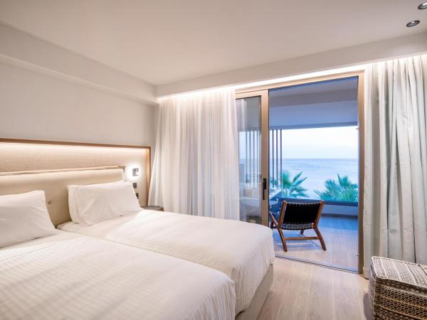 AKASHA Beach Hotel & Spa : photo 1 de la chambre hébergement blue somptueux avec bain à remous extérieur - vue sur mer