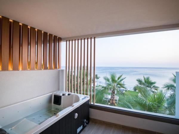 AKASHA Beach Hotel & Spa : photo 2 de la chambre hébergement blue somptueux avec bain à remous extérieur - vue sur mer