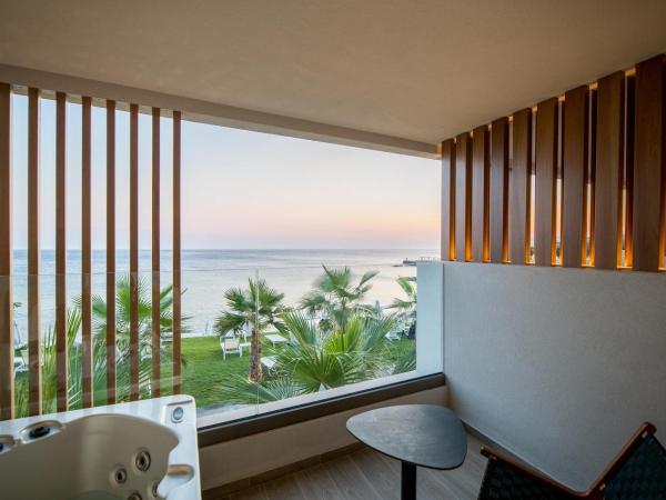 AKASHA Beach Hotel & Spa : photo 4 de la chambre hébergement blue somptueux avec bain à remous extérieur - vue sur mer