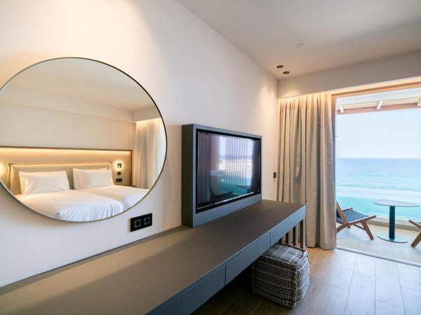 AKASHA Beach Hotel & Spa : photo 5 de la chambre hébergement dazzling blue avec petite piscine