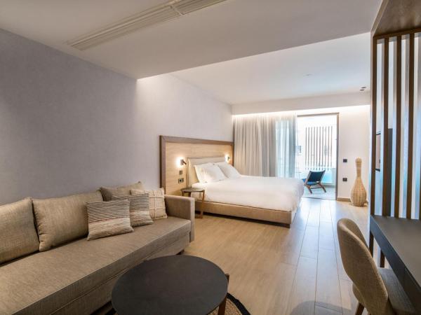 AKASHA Beach Hotel & Spa : photo 1 de la chambre hébergement urbain chic avec petite piscine