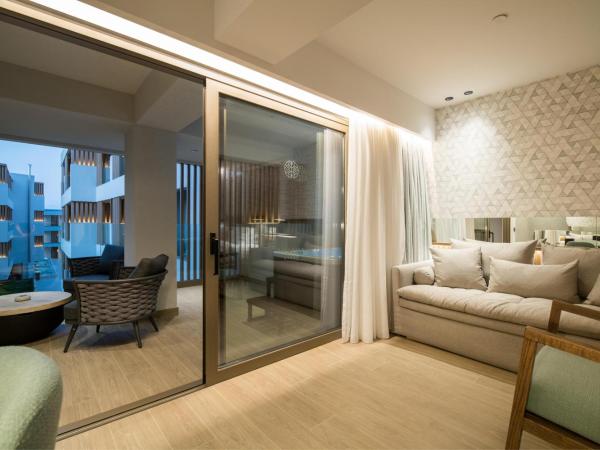 AKASHA Beach Hotel & Spa : photo 5 de la chambre suite junior azur avec bain à remous extérieur