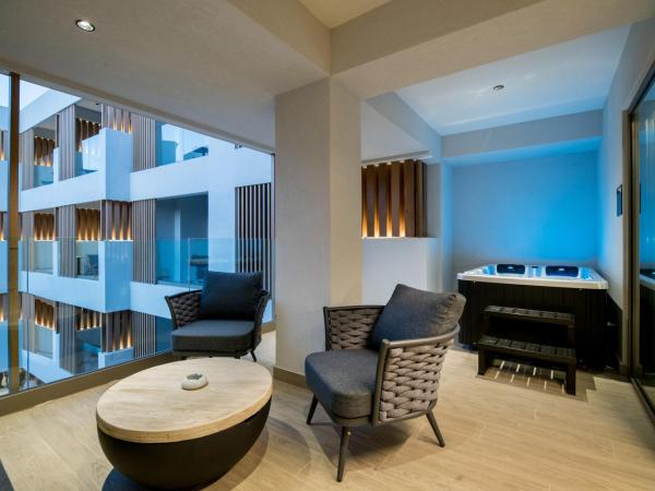 AKASHA Beach Hotel & Spa : photo 6 de la chambre suite junior azur avec bain à remous extérieur