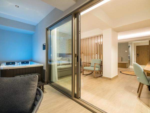 AKASHA Beach Hotel & Spa : photo 9 de la chambre suite junior azur avec bain à remous extérieur