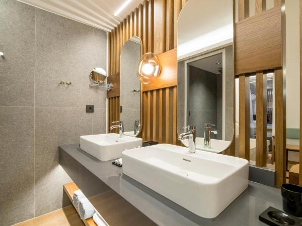 AKASHA Beach Hotel & Spa : photo 3 de la chambre suite junior somptueuse avec bain à remous extérieur