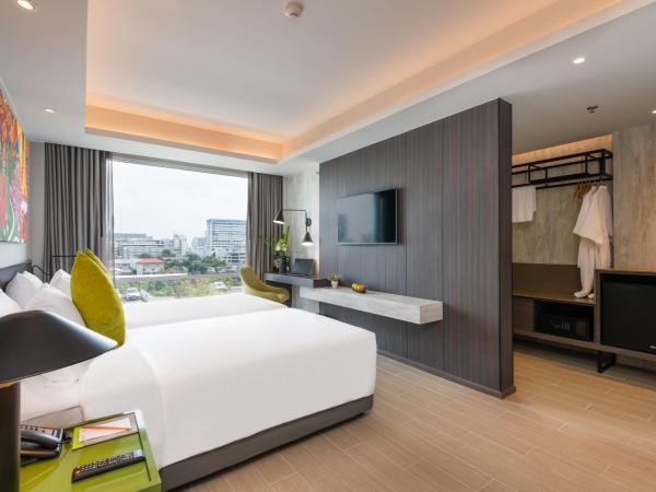 Maitria Hotel Rama 9 Bangkok - A Chatrium Collection : photo 4 de la chambre chambre lits jumeaux de luxe avec vue sur la ville