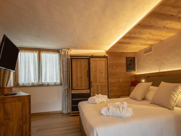 Les Plaisirs d'Antan : photo 8 de la chambre suite lit queen-size avec baignoire spa