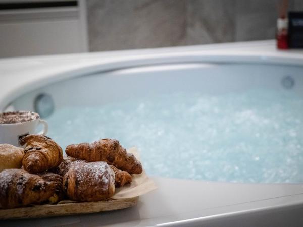 Les Plaisirs d'Antan : photo 4 de la chambre suite lit queen-size avec baignoire spa