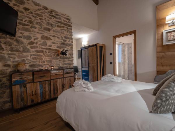 Les Plaisirs d'Antan : photo 6 de la chambre suite lit queen-size avec baignoire spa