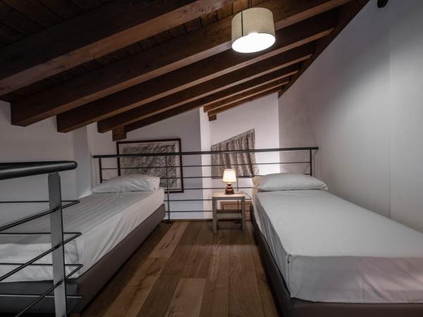 Les Plaisirs d'Antan : photo 5 de la chambre suite lit king-size avec baignoire spa