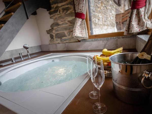 Les Plaisirs d'Antan : photo 8 de la chambre suite lit king-size avec baignoire spa
