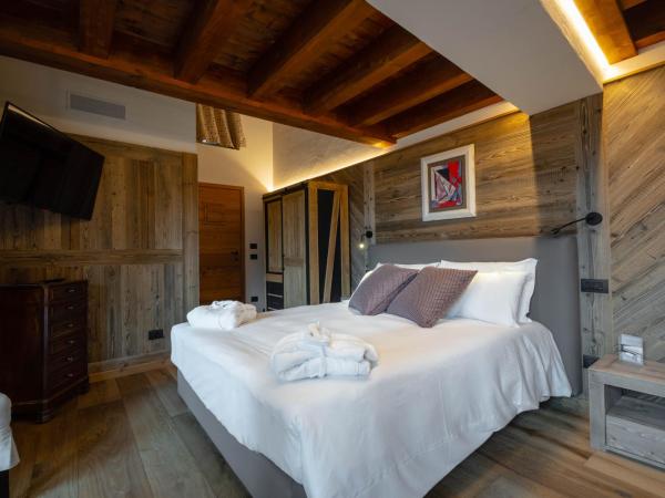 Les Plaisirs d'Antan : photo 10 de la chambre suite lit king-size avec baignoire spa