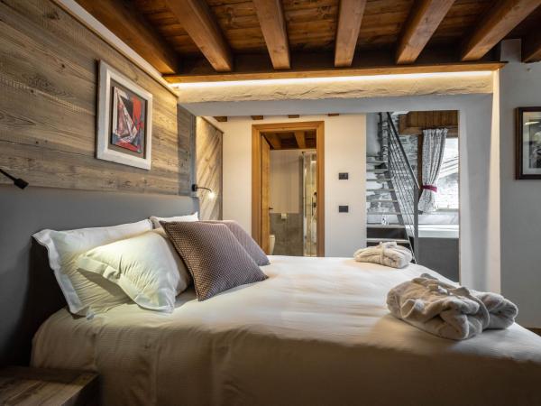 Les Plaisirs d'Antan : photo 1 de la chambre suite lit king-size avec baignoire spa