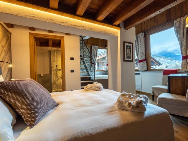 Les Plaisirs d'Antan : photo 2 de la chambre suite lit king-size avec baignoire spa