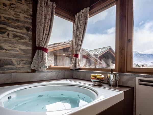 Les Plaisirs d'Antan : photo 4 de la chambre suite lit king-size avec baignoire spa
