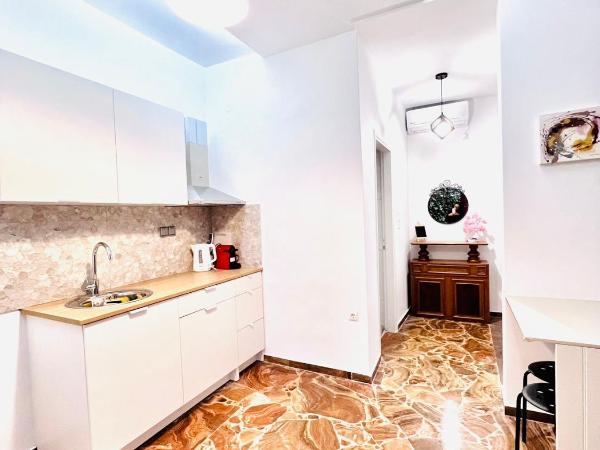 sky inn with great location wonderful Acropolis view in Neos kosmos : photo 9 de la chambre petite chambre double