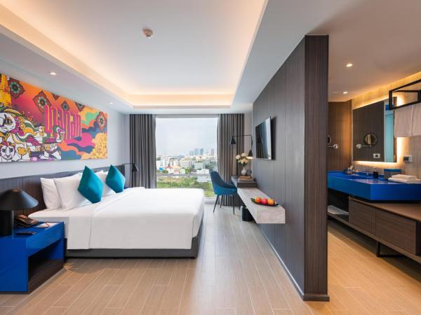 Maitria Hotel Rama 9 Bangkok - A Chatrium Collection : photo 8 de la chambre grande chambre lit king-size de luxe - vue sur ville