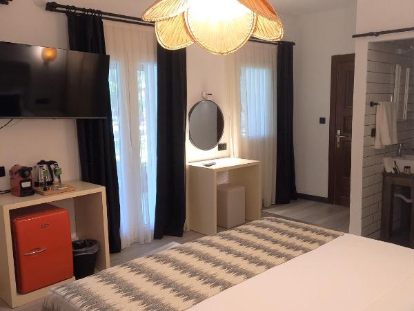 Dolce Vita Luxury Bungalows : photo 9 de la chambre maison en pierre avec cheminée