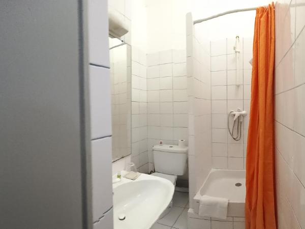 Hôtel Du Cours : photo 1 de la chambre chambre triple Économique