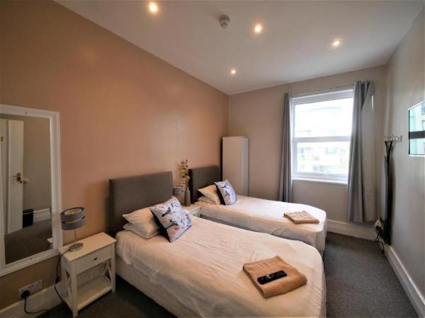 The Gather Inn : photo 1 de la chambre chambre lits jumeaux avec salle de bains privative séparée et balcon