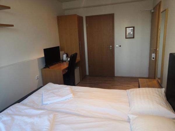 101 Guesthouse Hotel : photo 5 de la chambre chambre double standard avec salle de bains commune