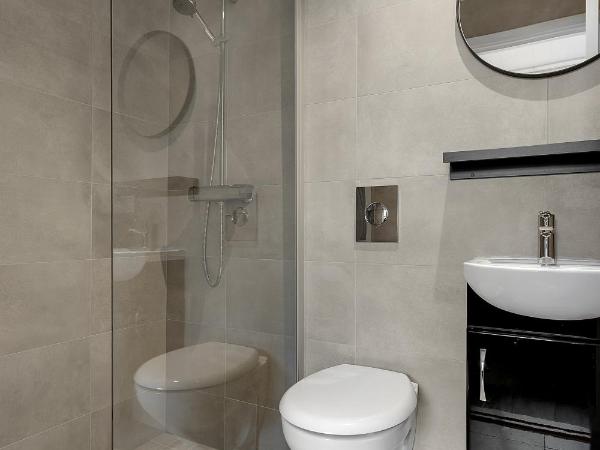 NN Urban Guesthouse : photo 8 de la chambre chambre double avec salle de bains privative