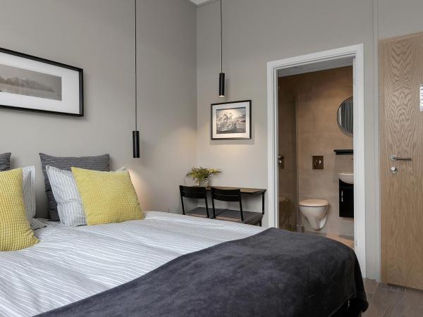 NN Urban Guesthouse : photo 3 de la chambre chambre double avec salle de bains privative