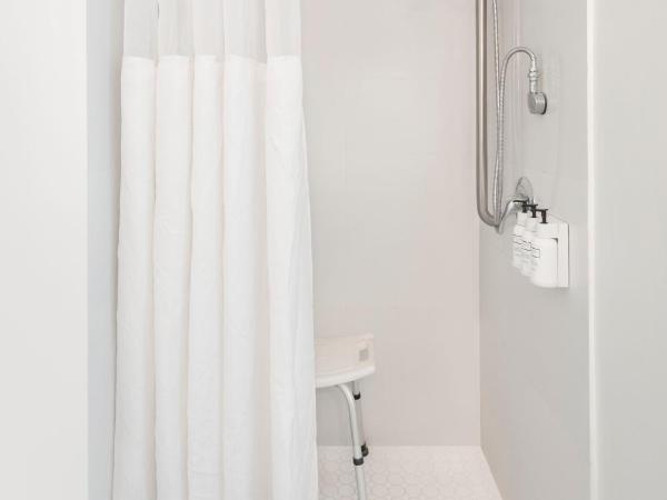 MB Hotel, Trademark Collection by Wyndham : photo 4 de la chambre chambre lit king-size adaptée aux personnes à mobilité réduite/malentendantes avec douche accessible en fauteuil roulant - non-fumeurs