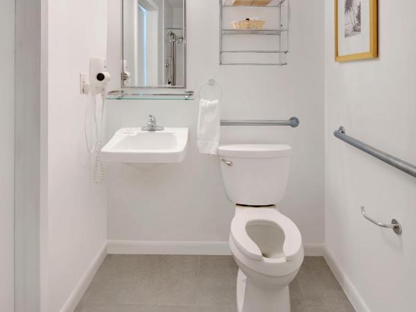 MB Hotel, Trademark Collection by Wyndham : photo 5 de la chambre chambre lit king-size adaptée aux personnes à mobilité réduite/malentendantes avec douche accessible en fauteuil roulant - non-fumeurs