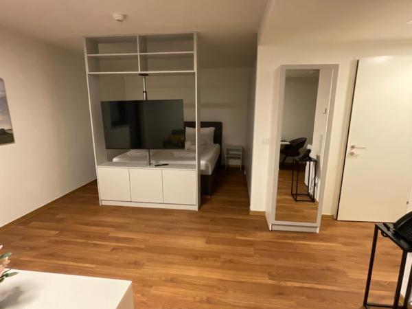 DM & s Apartment : photo 2 de la chambre appartement avec balcon