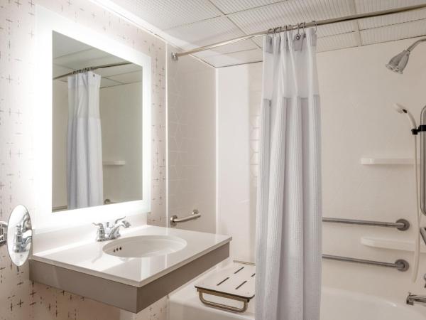 Crowne Plaza Indianapolis-Airport, an IHG Hotel : photo 1 de la chambre chambre lit king-size - baignoire accessible aux personnes à mobilité réduite - non-fumeurs