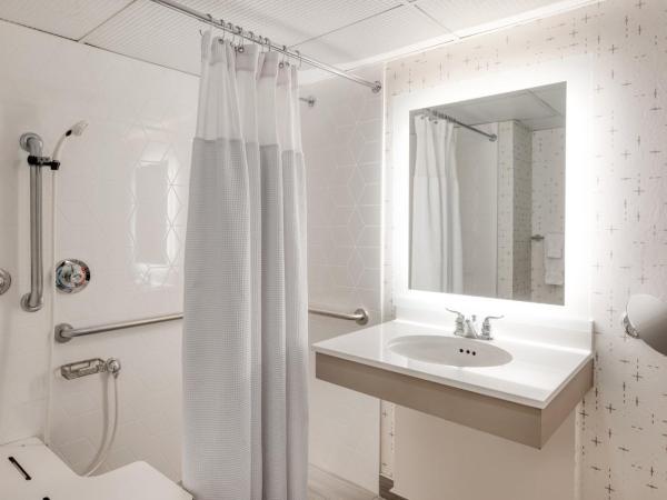 Crowne Plaza Indianapolis-Airport, an IHG Hotel : photo 2 de la chambre standard double room with two double beds and mobility accessible roll-in shower