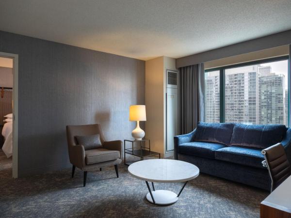 Sheraton Grand Chicago Riverwalk : photo 1 de la chambre suite junior avec lit king-size et canapé-lit - vue sur ville