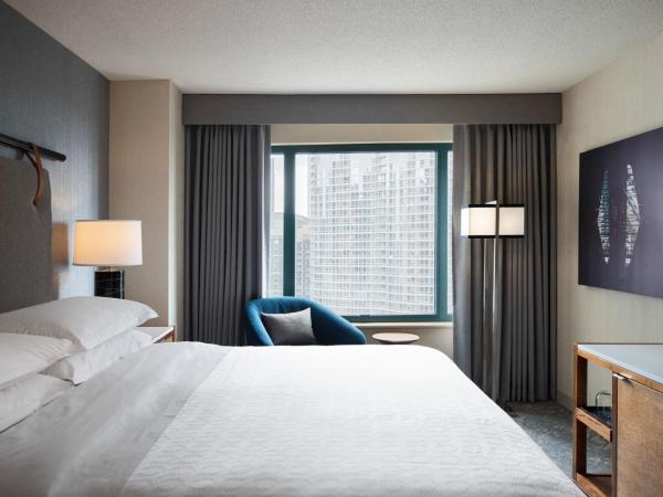 Sheraton Grand Chicago Riverwalk : photo 2 de la chambre suite junior avec lit king-size et canapé-lit - vue sur ville