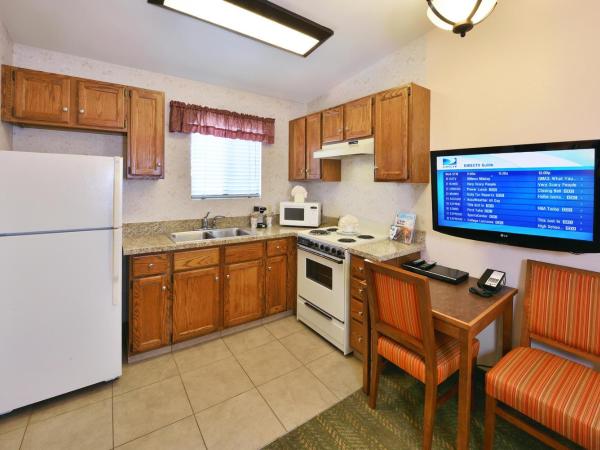 Lamplighter Inn & Suites at SDSU : photo 2 de la chambre chambre lit queen-size avec cuisine - non-fumeurs