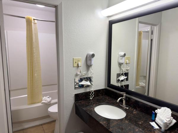 Americas Best Value Inn Austin : photo 6 de la chambre chambre 2 lits queen-size - non-fumeurs