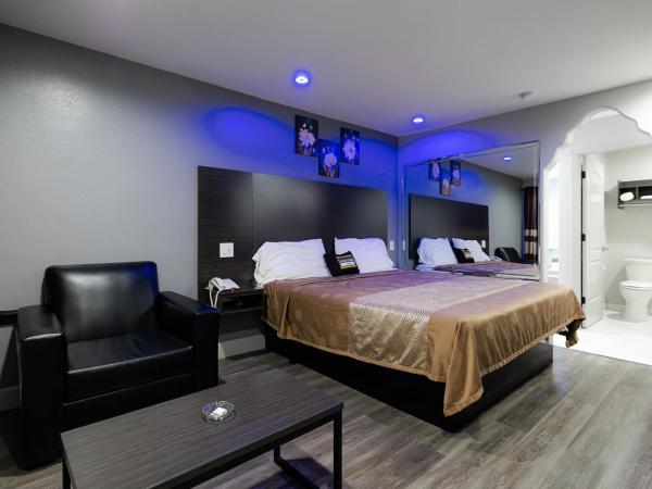 Downtowner Inns - Houston Downtown & Convention Center : photo 1 de la chambre chambre lit king-size avec baignoire spa