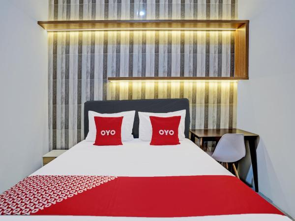 OYO 92435 Sunlo Cozy Home Family Homestay Syariah : photo 2 de la chambre suite supérieure