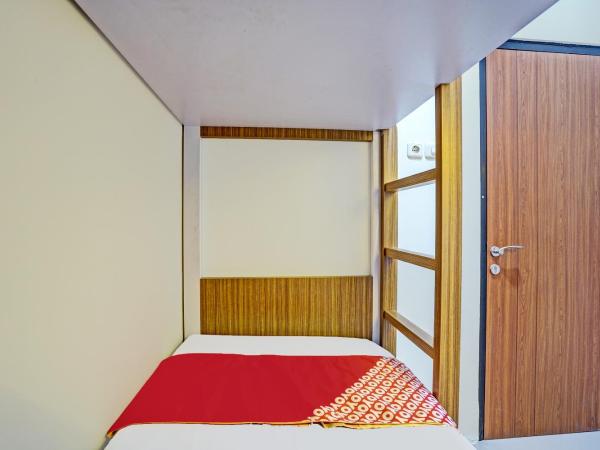 OYO 92435 Sunlo Cozy Home Family Homestay Syariah : photo 4 de la chambre chambre lits jumeaux Économique