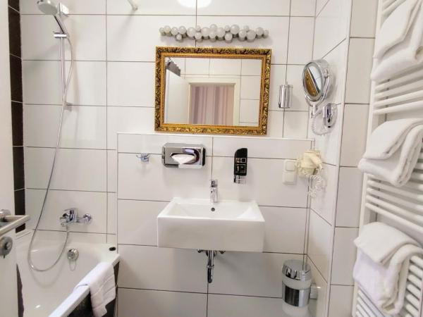 Les Nations : photo 2 de la chambre chambre double deluxe avec lit d'appoint